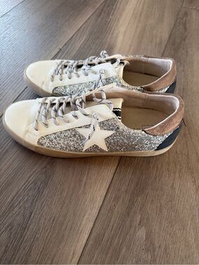 Shu Shop Women's Silver Glitter Low-Top Sneakers - White Star Accent - size 10